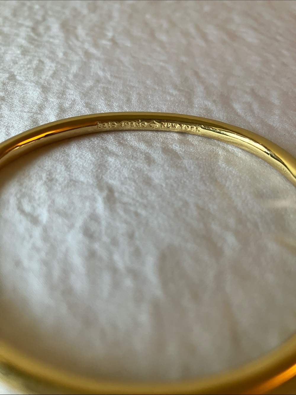 Kate Spade: Gold Tone “hot to trot” Bangle Bracelet- Coral Pink pendant- Hinge - Picture 2 of 9